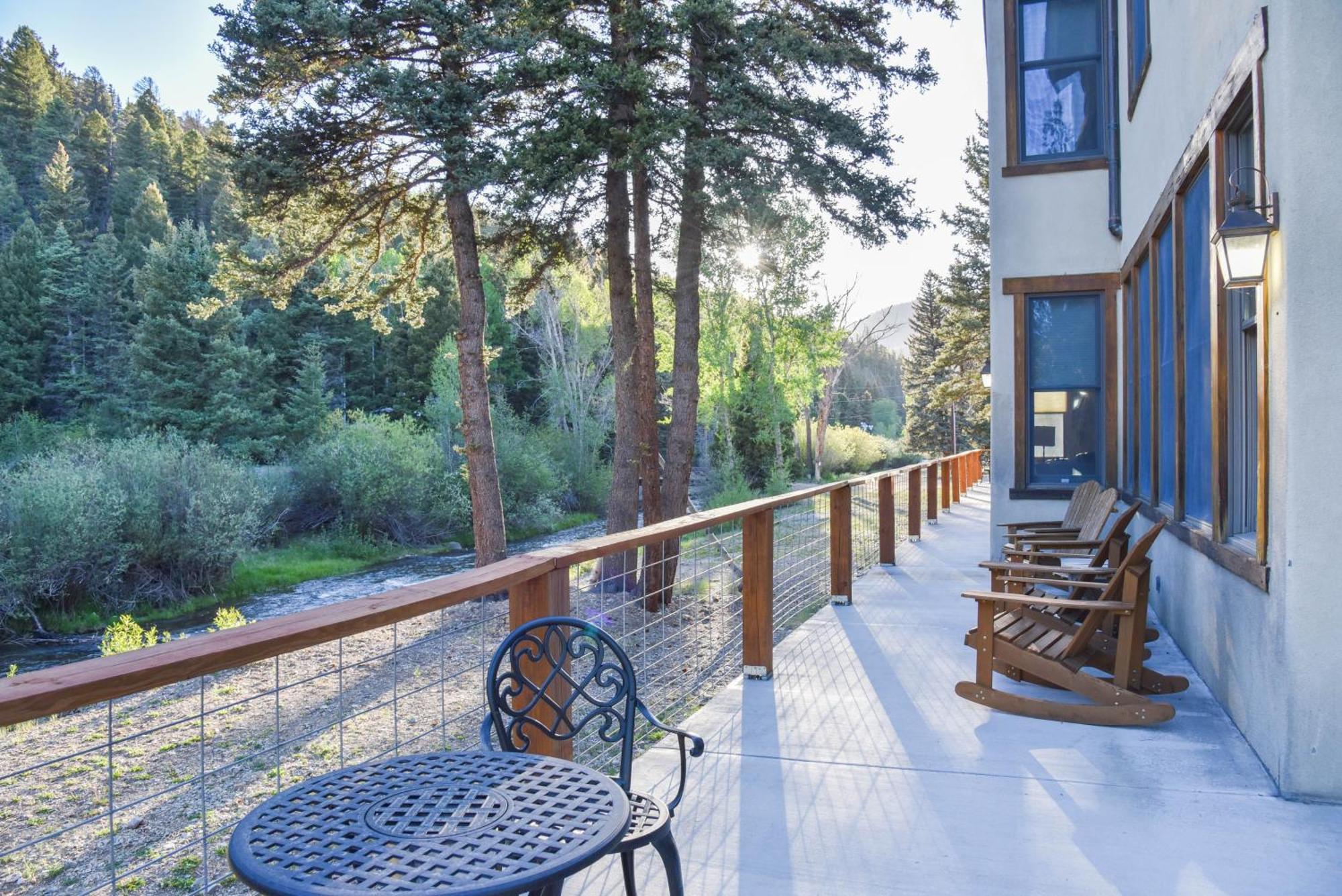 River Lyric Lodge - Formerly Double Dog Ред Ривър Екстериор снимка